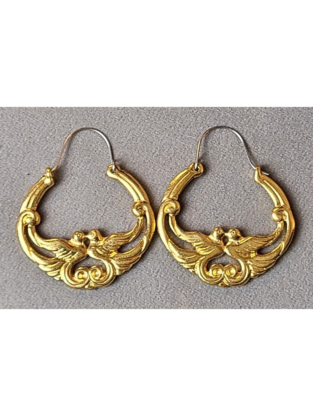 Vtg Avon Gold Tone Love Birds Hoop Pierced Earrings Kissing Dove Fashion Jewelry
